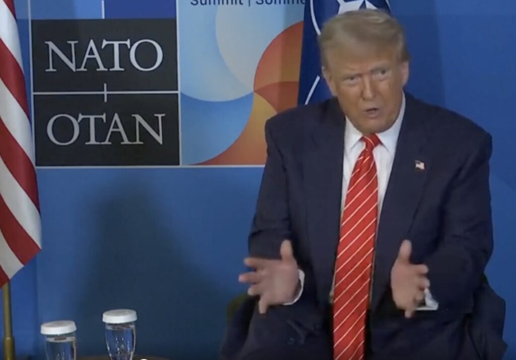 Donald Trump criticando a mídia na reunião da OTAN em Haia