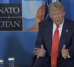 Donald Trump criticando a mídia na reunião da OTAN em Haia