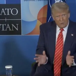Donald Trump criticando a mídia na reunião da OTAN em Haia