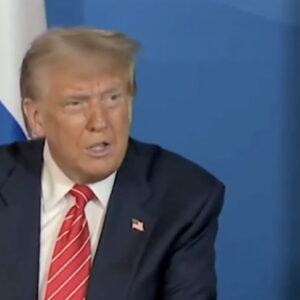 Donald Trump na reunião da OTAN em Haia, onde criticou a CNN e o New York por reportagens sobre ataque ao Irã