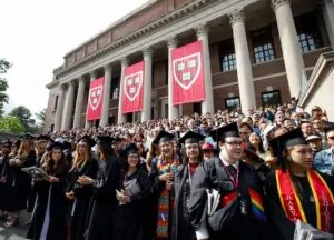 Estudantes da Universidade de Harvard na formatura de 2025, marcada por protestos contra a proibição de estrangeiros por Trump
