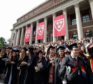 Estudantes da Universidade de Harvard na formatura de 2025, marcada por protestos contra a proibição de estrangeiros por Trump