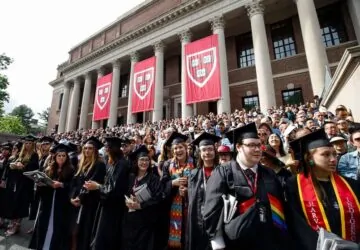 Estudantes da Universidade de Harvard na formatura de 2025, marcada por protestos contra a proibição de estrangeiros por Trump
