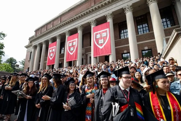 Estudantes da Universidade de Harvard na formatura de 2025, marcada por protestos contra a proibição de estrangeiros por Trump