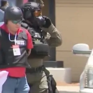 Mario Guevara jornalista de El Salvador é preso nos EUA ao cobrir protesto e corre risco de deportação