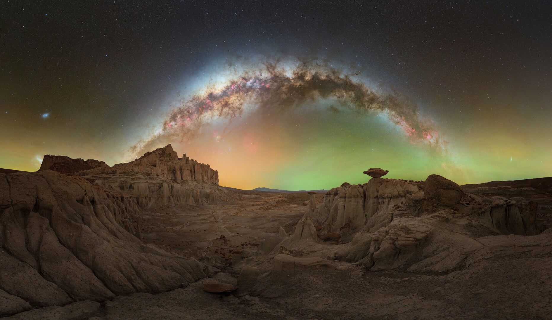 Formação rochosa em Jujuy, Argentina, destaca-se sob a Via Láctea em uma nova foto premiada.