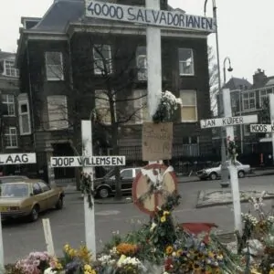 Memorial em Amsterdã em homenagem a jornalistas holandeses assassinados em El Salvador