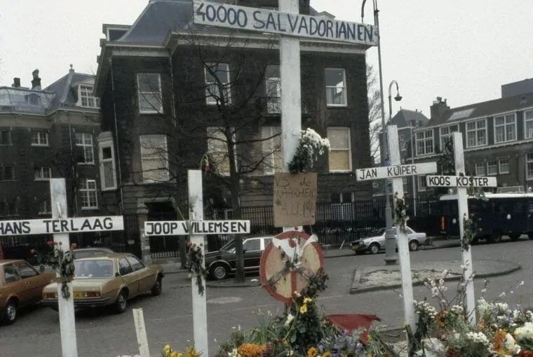Memorial em Amsterdã em homenagem a jornalistas holandeses assassinados em El Salvador