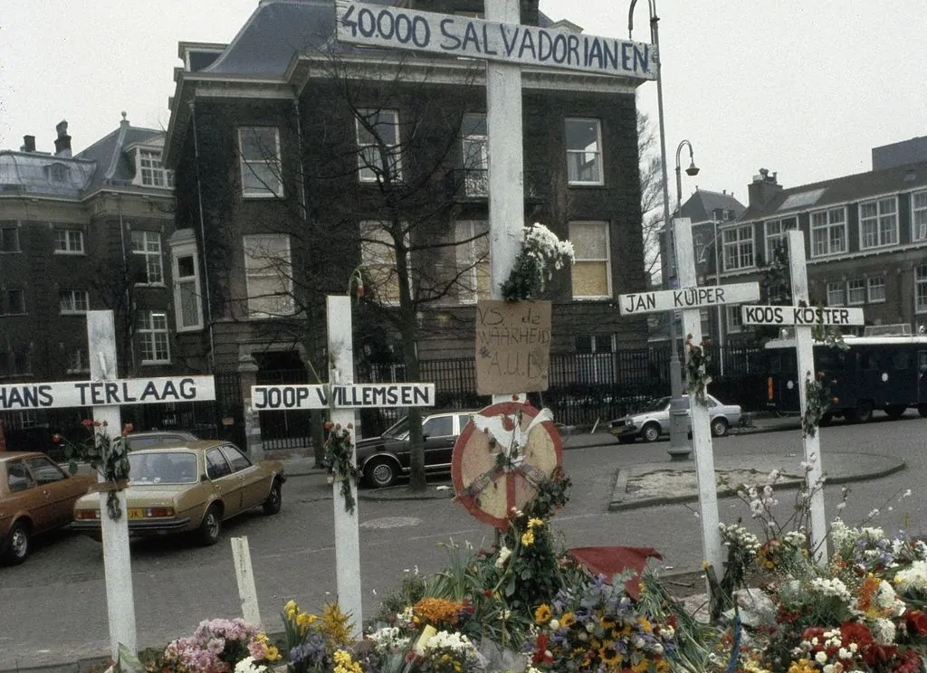 Memorial em Amsterdã em homenagem a jornalistas holandeses assassinados em El Salvador