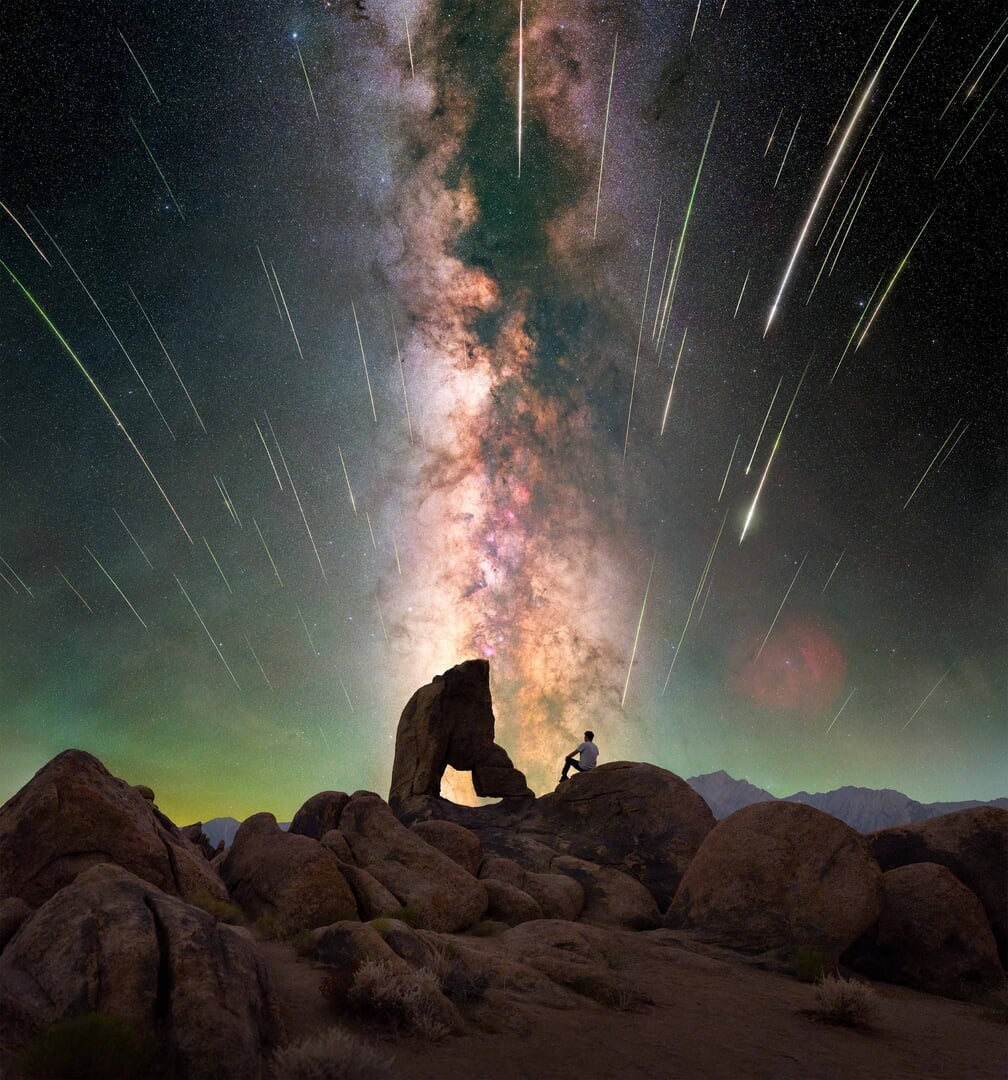 Meteoros das Perseidas cruzam o céu sob a Via Láctea em Alabama Hills, EUA.