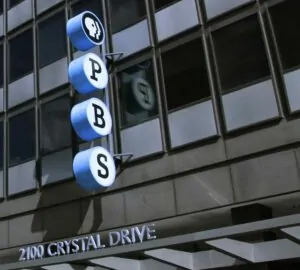 Sede da PBS, empresa de mídia pública que processou governo Trump por cortes de verba