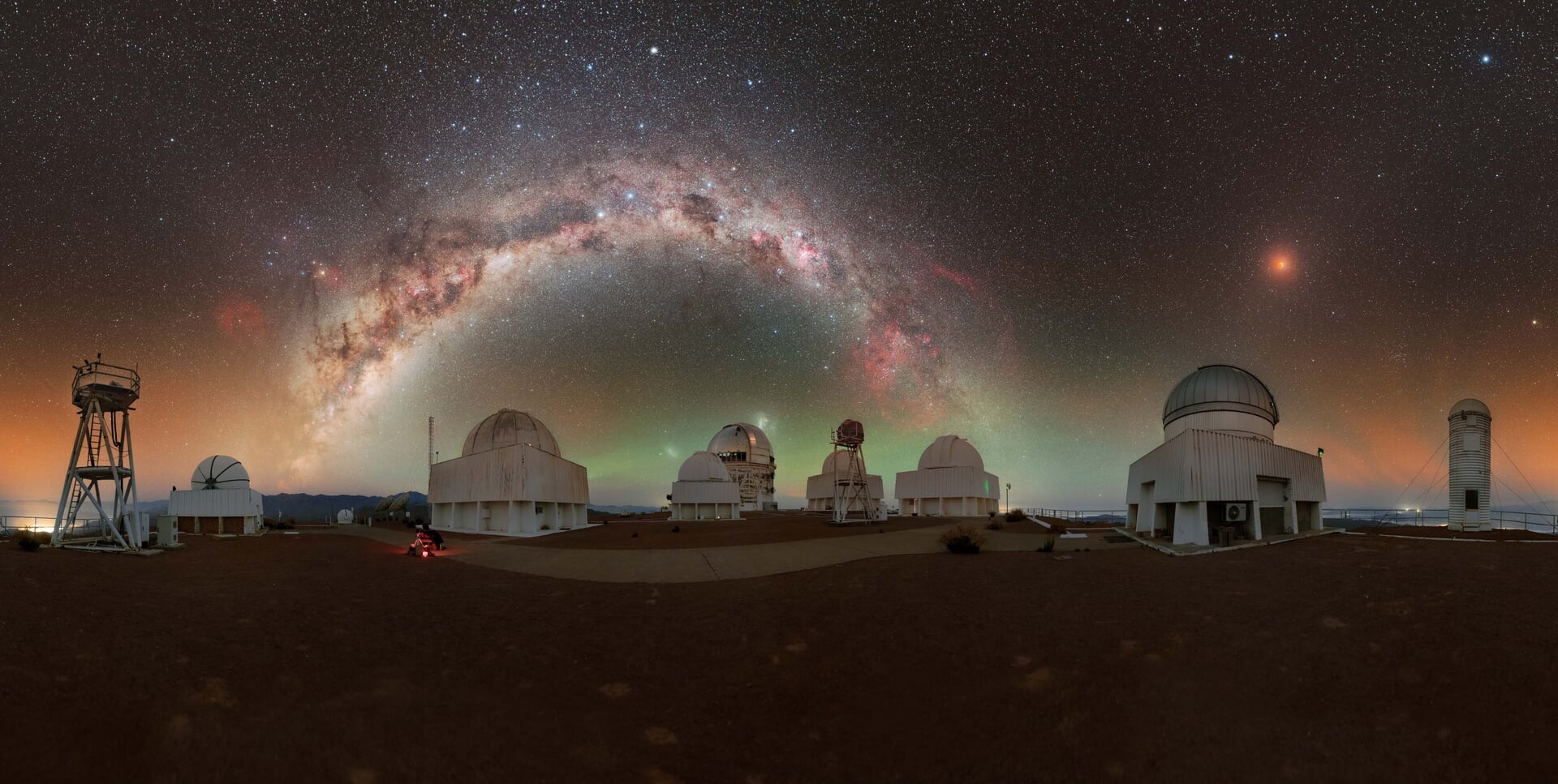  Eclipse lunar total visto do Observatório Cerro Tololo, Chile, com a Via Láctea e airglow no céu.