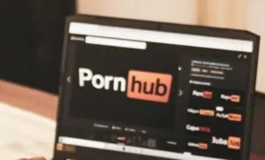 Computador com tela do site de conteúdo adulto Pornhub