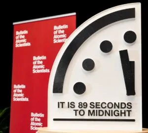 Doomsday Clock, o relógio do Juízo Final, marcou em 2025 a hora mais próxima da meia-noite em sua história, e apontou risco nuclear do Irã