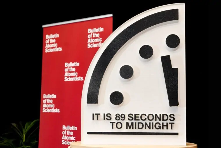 Doomsday Clock, o relógio do Juízo Final, marcou em 2025 a hora mais próxima da meia-noite em sua história, e apontou risco nuclear do Irã