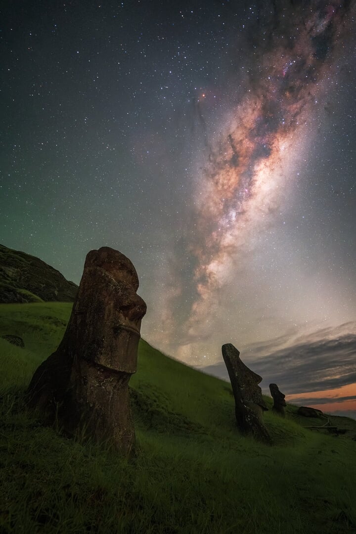 As estátuas moai na Ilha de Páscoa observam a Via Láctea no céu.