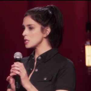 Sarah Silverman, comediante, foi uma das criadoras que processou a Meta contra uso de suas obras para treinar modelos de IA