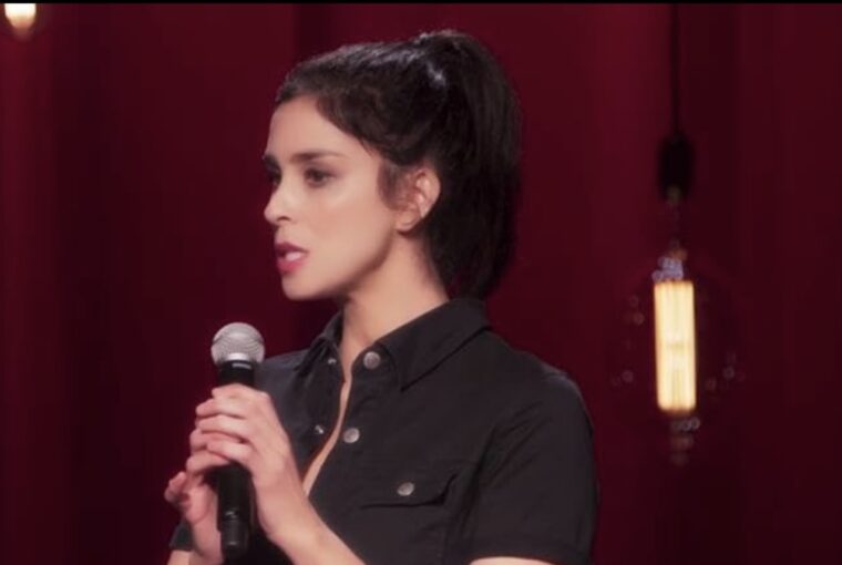 Sarah Silverman, comediante, foi uma das criadoras que processou a Meta contra uso de suas obras para treinar modelos de IA