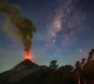 Vulcão Acatenango em erupção com a Via Láctea ao fundo, Guatemala.