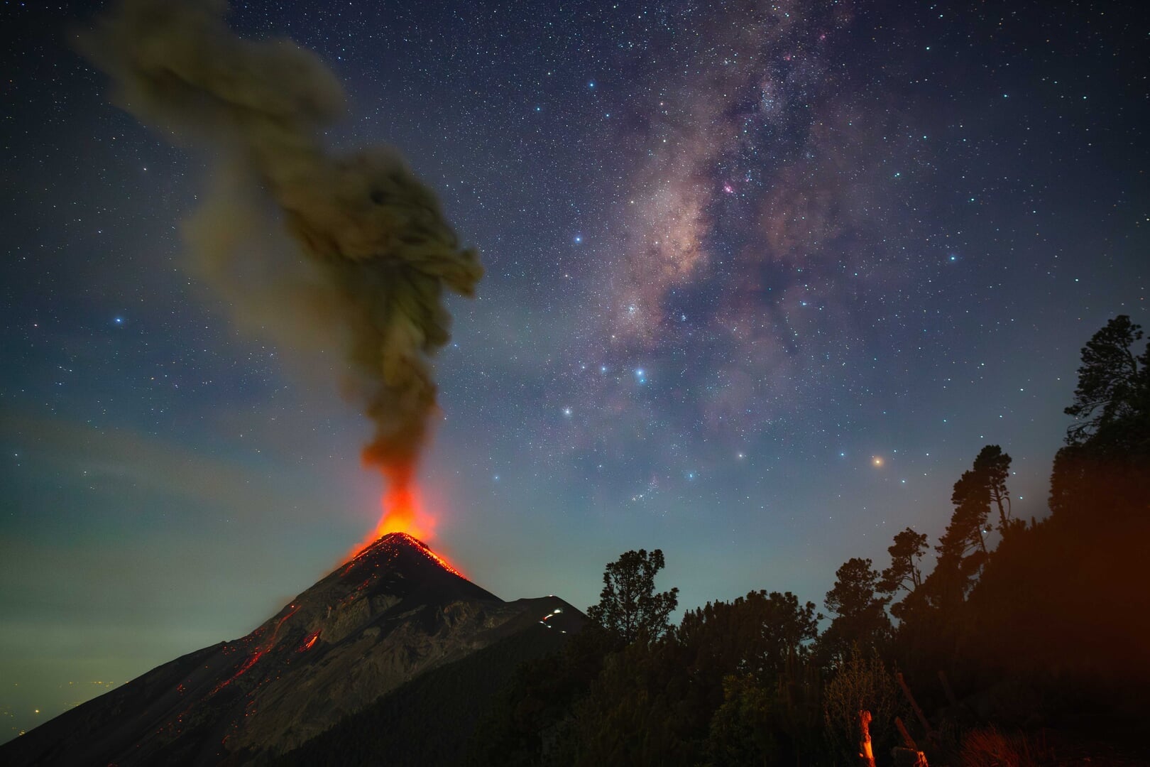 Vulcão Acatenango em erupção com a Via Láctea ao fundo, Guatemala.