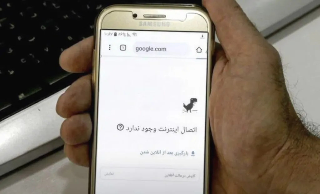 Smartphone mostrando acesso ao Google bloqueado no Irã, em onda de censura após guerra com Israel