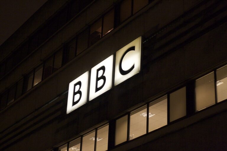 BBC corta mais de 500, tira programas do ar e diz que onda de demissões vai continuar: entenda a crise