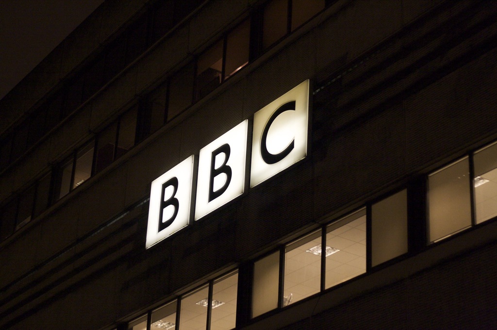 BBC corta mais de 500, tira programas do ar e diz que onda de demissões vai continuar: entenda a crise