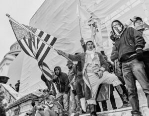 Ataque ao Capitólio dos EUA. A imagem classificada como 'tempestade simbólica da democracia'
