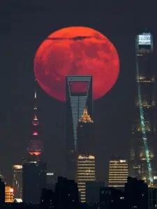 A lua cheia vermelha foi capturada no centro de Xangai e está entre as finalistas do prêmio de fotografia do Observatório de Greenwish