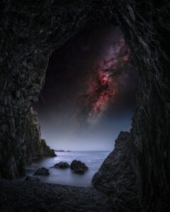 A Via Láctea capturada de dentro de uma caverna no Japão foi finalista no concurso de imagens do céu
