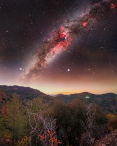 A imagem mostra a Via Láctea no vilarejo de Gerakies, na região de Cygnus. A foto é uma das finalistas do concurso do Observatório de Greenwich
