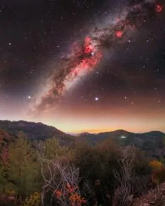 A imagem mostra a Via Láctea no vilarejo de Gerakies, na região de Cygnus. A foto é uma das finalistas do concurso do Observatório de Greenwich