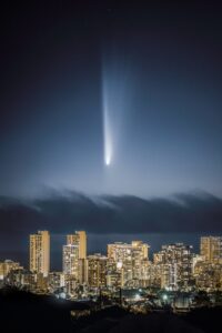 O cometa C/2023 A3 (Tsuchinshan-ATLAS), foi capturado em Honolulu. A imagem é uma das finalistas do concurso de fotos do céu