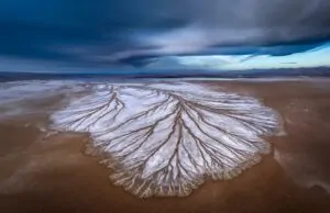 Leito de um lago seco. A imagem aérea foi capturada com drone