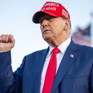 Donald Trump com boné MAGA e punho cerrado