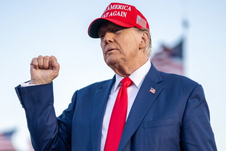 Donald Trump com boné MAGA e punho cerrado