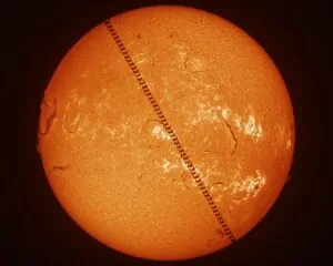 A silhueta da Estação Espacial Internacional aparece nítida ao cruzar o disco solar este entre as melhores fotos do céu 2025