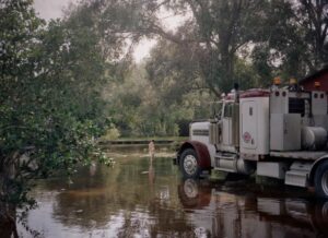 Comunidade na Louisiana inundada após passagem de um furacão