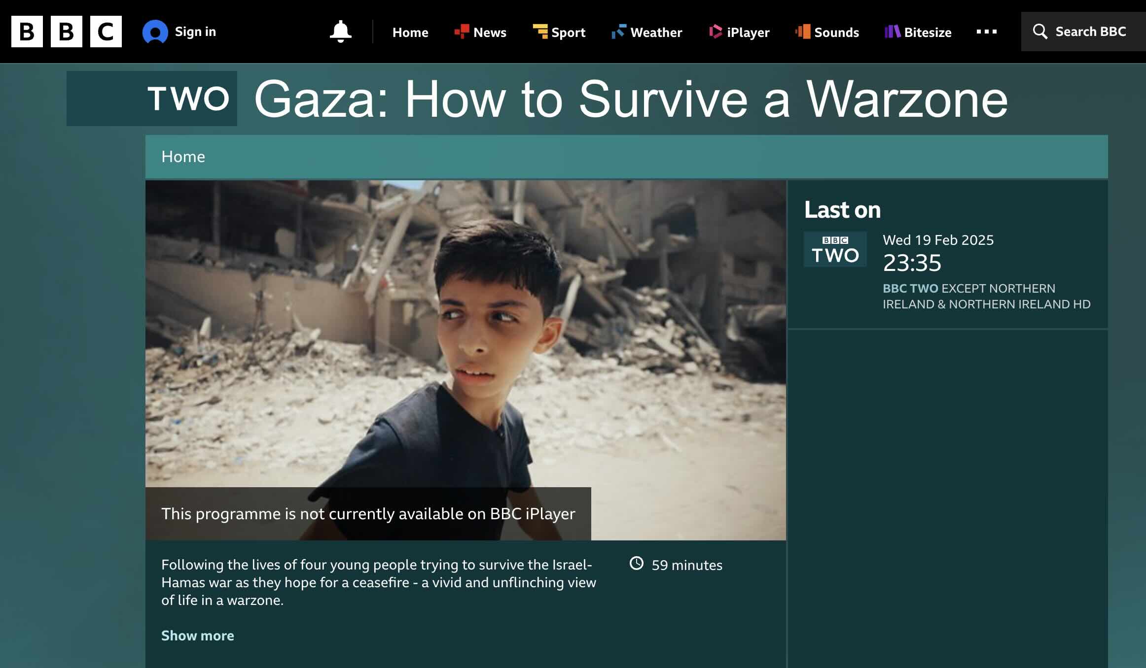Tela do iPlayer da BBC exibindo documentário How To Survive a War Zone, que virou crise para a emissora 