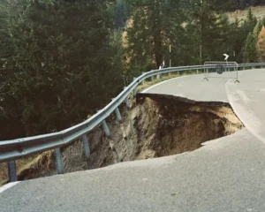 Estrada danificada por tempestade