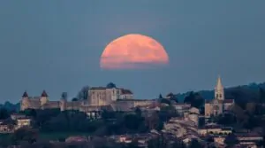 O nascer da Lua capturada na França com um castelo medieval ao fundo é uma das fotos escolhidas pelo concurso do Observatório de Greenwich