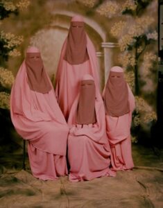 Quatro mulheres usam niqabs rosa. A imagem foi premiada na categoria Retrato do concurso de fotos coloridas