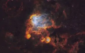 Nebulosa Running Chicken, formas e texturas cósmicas entre estrelas cintilantes e estruturas filamentosas 