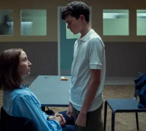 Cena da série Adolescence/Adolescência, série que mostra jovem influenciado por redes sociais administradas pelas Big Techs