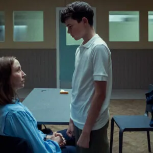 Cena da série Adolescence/Adolescência, série que mostra jovem influenciado por redes sociais administradas pelas Big Techs