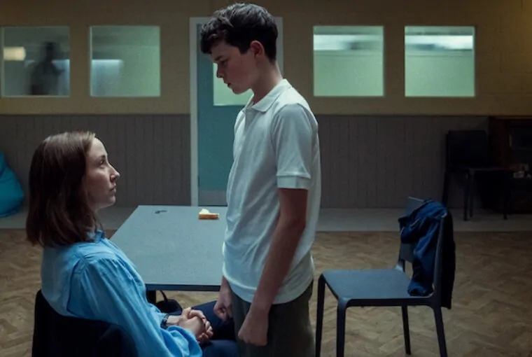 Cena da série Adolescence/Adolescência, série que mostra jovem influenciado por redes sociais administradas pelas Big Techs