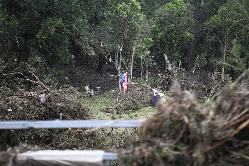 Destruição causada pelas enchentes no Texas em julho de 2025 ilustram a falta de notícias em emergências que os cortes de Trump podem causar