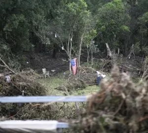 Destruição causada pelas enchentes no Texas em julho de 2025 ilustram a falta de notícias em emergências que os cortes de Trump podem causar