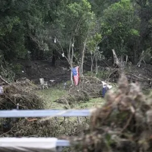Destruição causada pelas enchentes no Texas em julho de 2025 ilustram a falta de notícias em emergências que os cortes de Trump podem causar