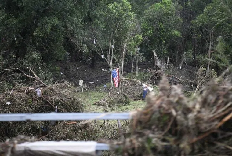 Destruição causada pelas enchentes no Texas em julho de 2025 ilustram a falta de notícias em emergências que os cortes de Trump podem causar